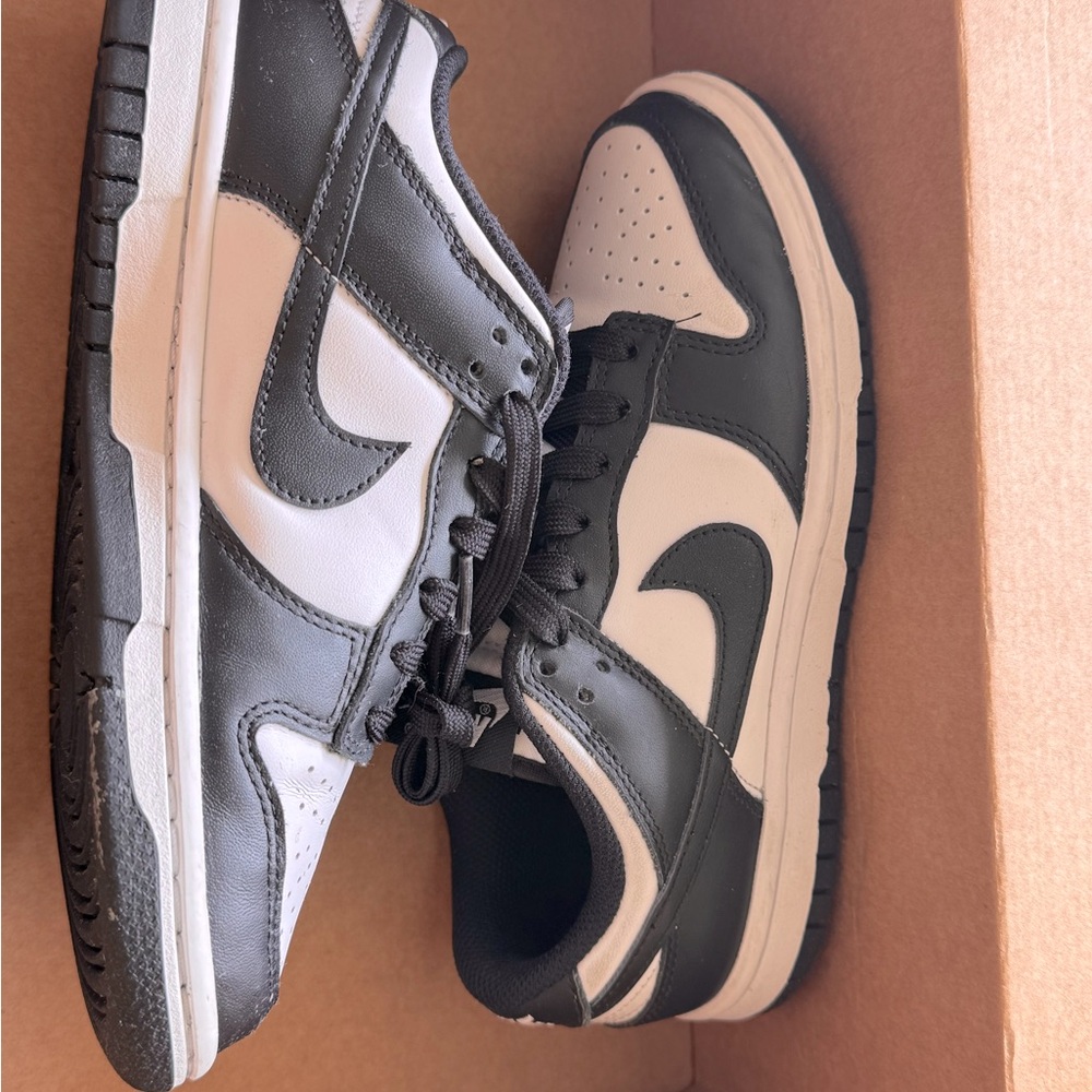 Used w/replacment box 
Nike Dunk Low Panda